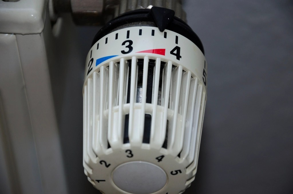 Nahaufnahme eines Heizkörper-Thermostats mit Zahlenskala.